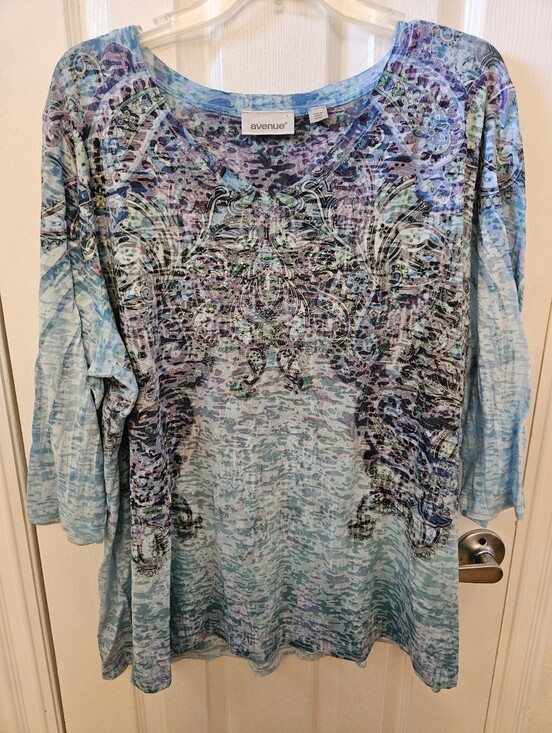 Avenue Tops - Avenue 22/24 V-Neck 3/4 Sleeve Lightweight Blouse with Shiny Details on Front